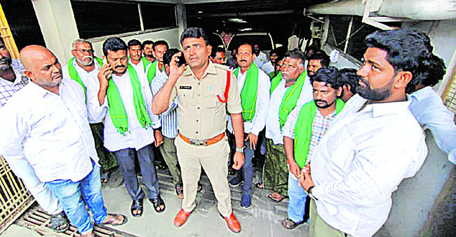 అన్నదాత పోరుపై పోలీసు నిర్బంధం 2
