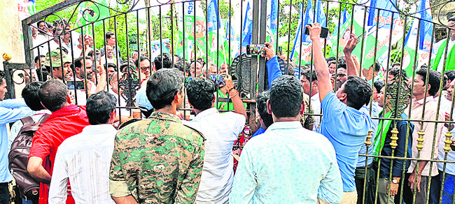 వైఎస్సార్సీపీ ఆధ్వర్యంలో కదంతొక్కిన గిరి రైతులు1