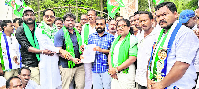 వైఎస్సార్సీపీ ఆధ్వర్యంలో కదంతొక్కిన గిరి రైతులు2