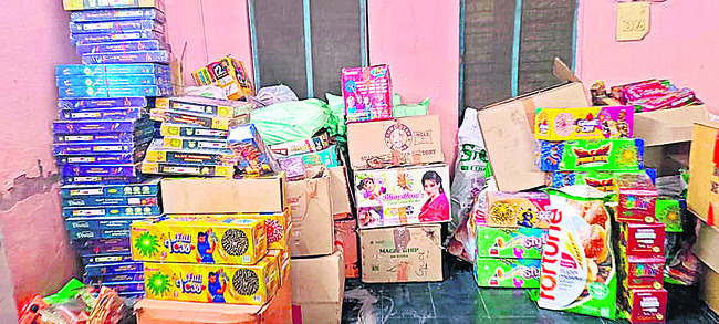 రూ.30 లక్షల విలువ చేసే టపాకాయలు సీజ్
1
