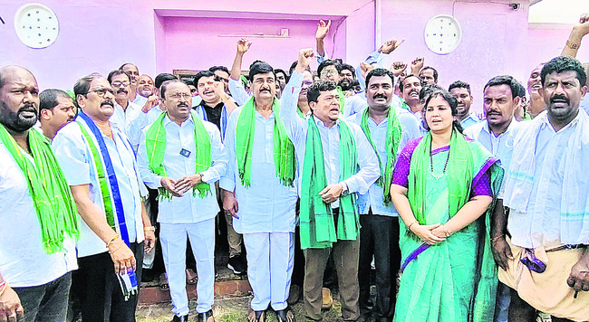 ఆంక్షల సంకెళ్లు1