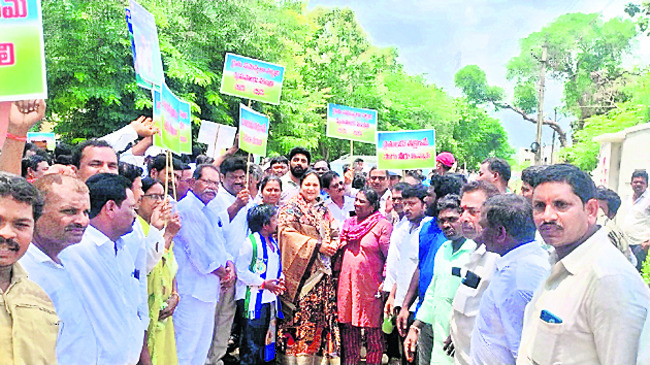 ఆంక్షల సంకెళ్లు4