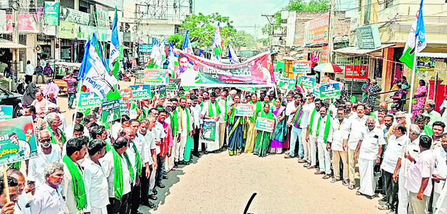 సూళ్లూరుపేటలో ఫ్లెక్సీలు చించివేసిన పోలీసులు 3