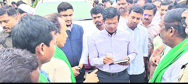 సమస్యలపై కలెక్టర్కు వినతులు 1