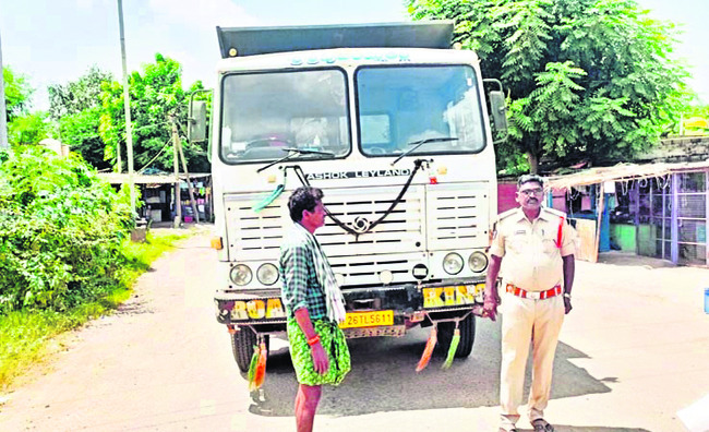 గ్రావెల్ లారీ అడ్డగింత
1