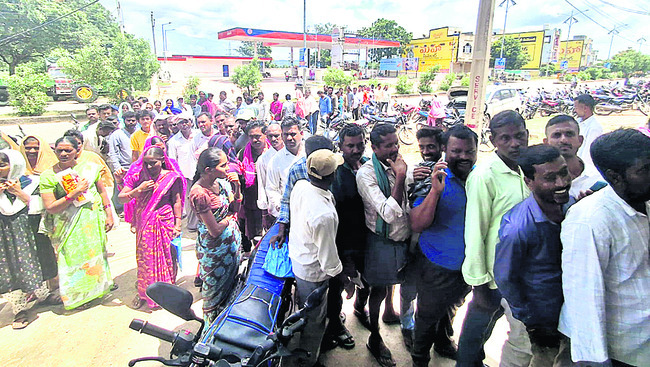 ఒక్క బస్తాకోసం బారులు1