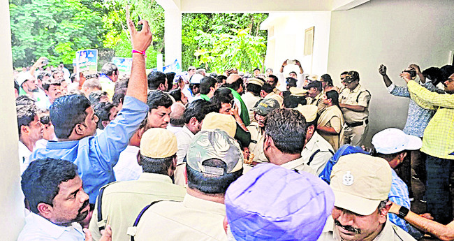 అన్నదాత పోరుపై పోలీసు నిర్బంధం 1
