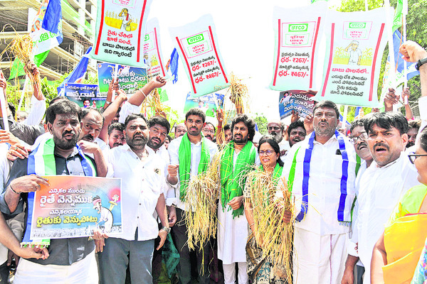 సూళ్లూరుపేటలో ఫ్లెక్సీలు చించివేసిన పోలీసులు 4