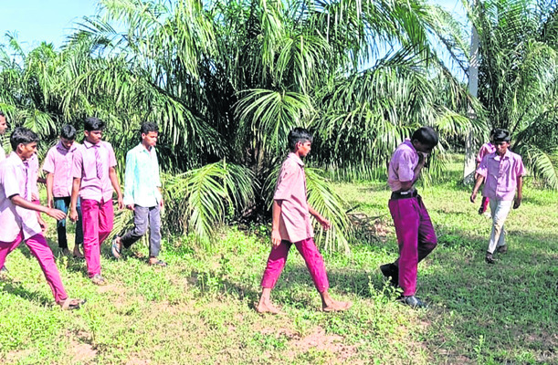 గురుకుల విద్యార్థుల ఆందోళన 1