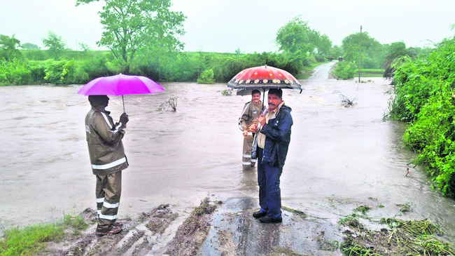 విపత్కర పరిస్థితుల్లోనూ విధులు!2