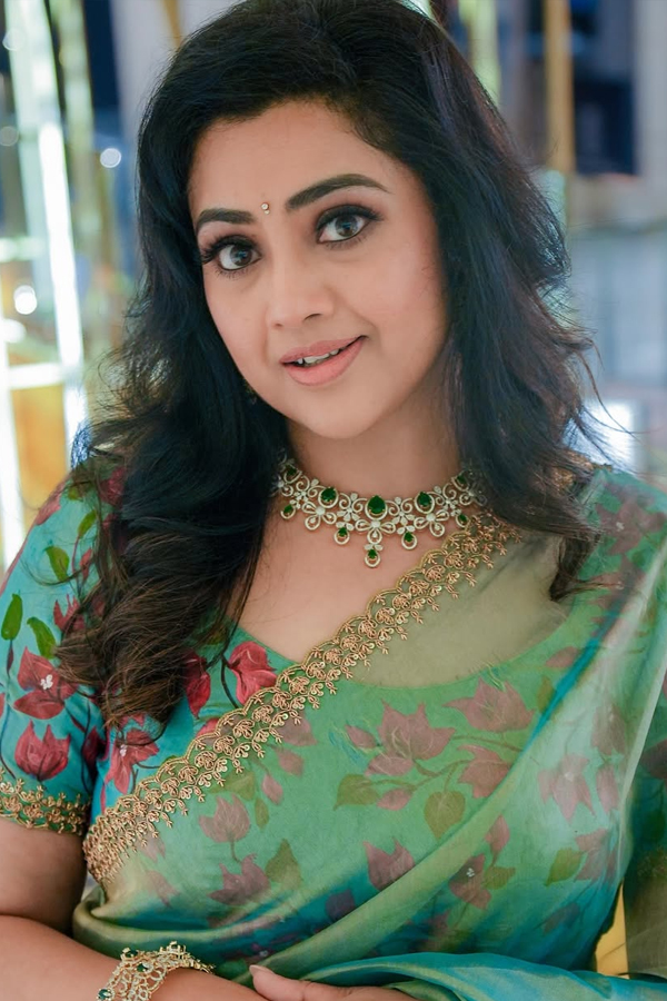 Actress Meena beautiful Looks in saree Photos5