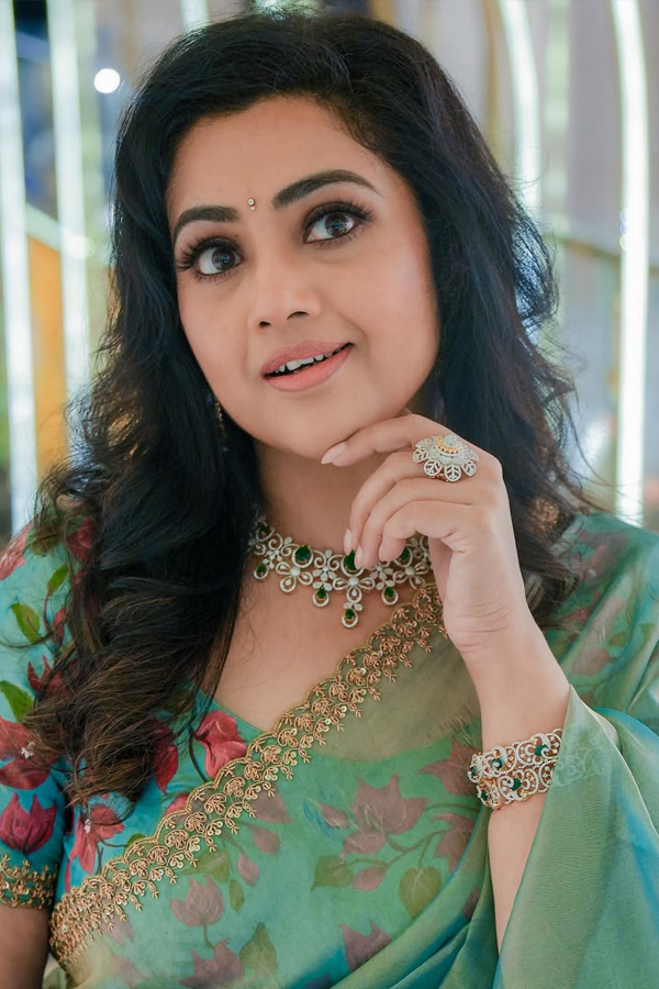 Actress Meena beautiful Looks in saree Photos6