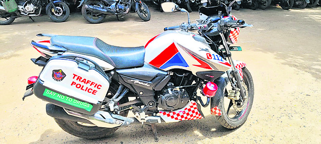 పెట్రోలింగ్‌ బైకులు.. రయ్‌.. రయ్‌ 1