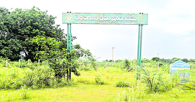 ఆటకు దూరం.. వృథాగా మైదానం1