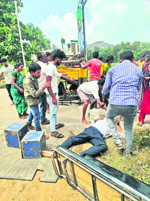 ఆటో బోల్తా పడి ఒకరి మృతి1