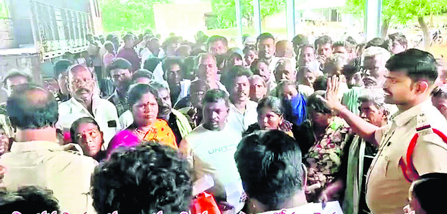 యూరియా ఇవ్వరూ..!1