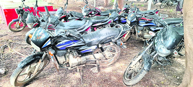 మోటార్‌ సైకిళ్ల దొంగల అరెస్ట్‌  
1