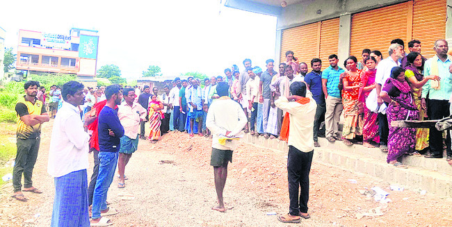 సారూ.. ఒక్క బస్తా ఇవ్వండి1
