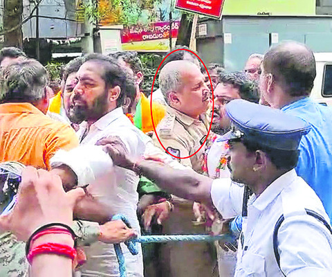 కూటమిలో లాఠీ లడాయి! 1