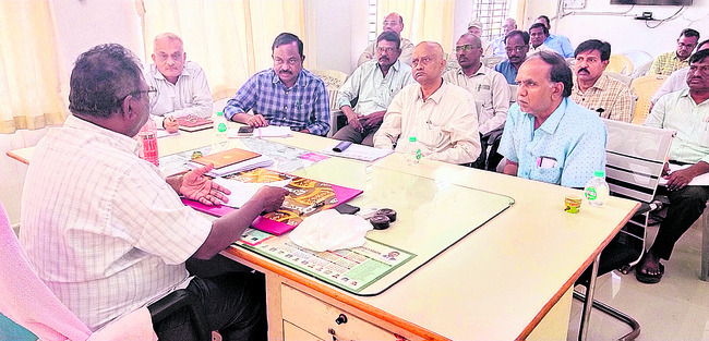 ఉక్కపోతతో ఉక్కిరిబిక్కిరి 1