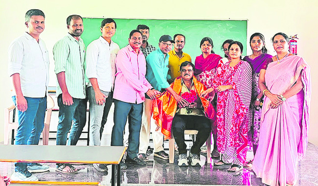 ఆపరేటర్లను ఆదుకోవాలి
2