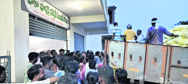 యూరియా కోసం రాస్తారోకో 1