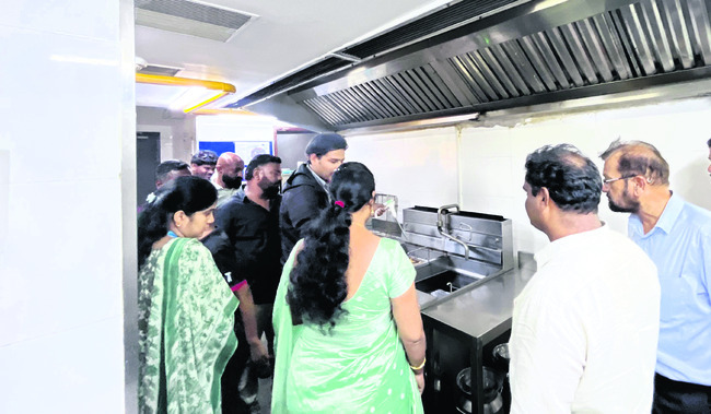 కేఎఫ్సీలో ఫుడ్సేఫ్టీ అధికారుల తనిఖీలు 1