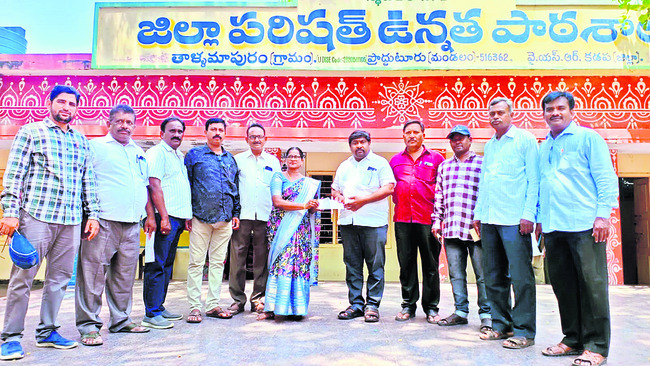 కొండాపురంలో ఆగిన  ఎక్స్‌ప్రెస్‌ రైళ్లు 1