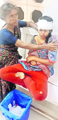 ఆటో అదుపు తప్పి .. గాయాలు1