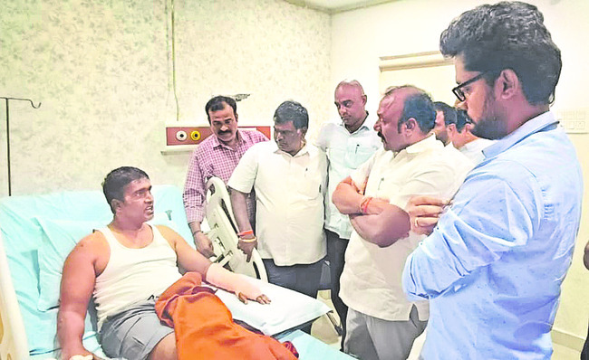 ఆపరేటర్లను ఆదుకోవాలి
1