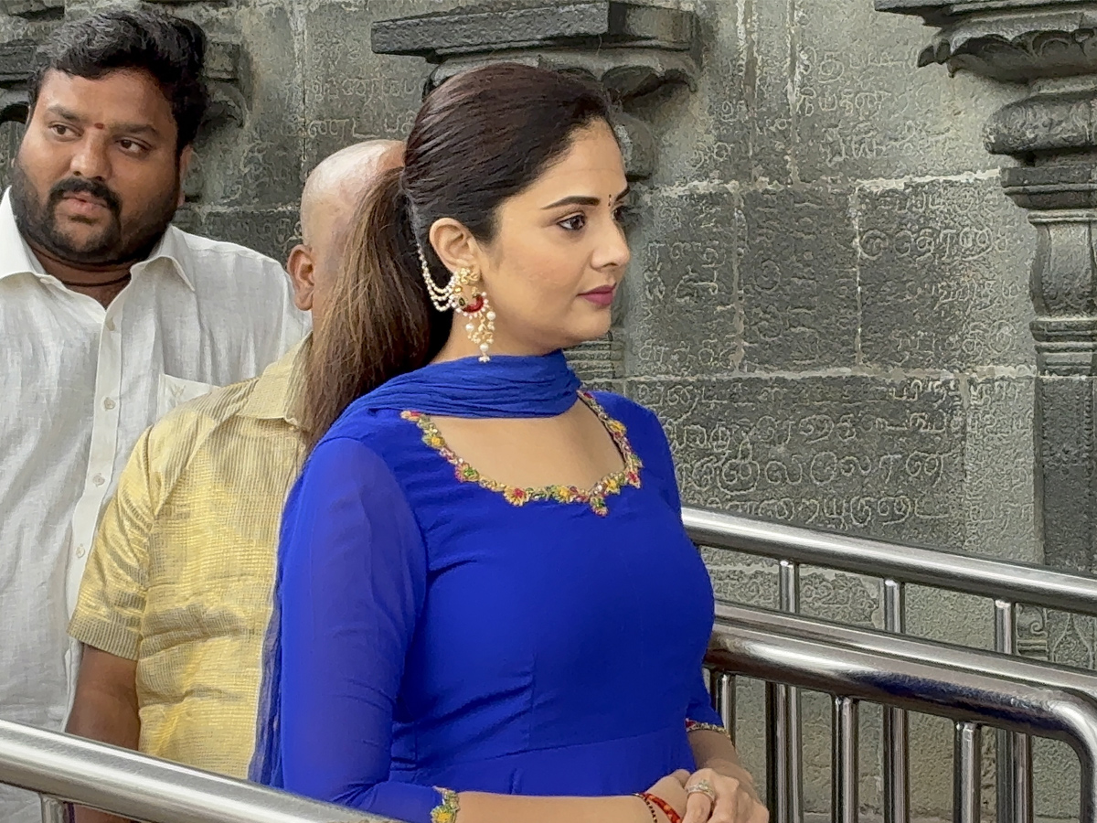 Anchor Srimukhi Visits Tirumala Temple Photos2