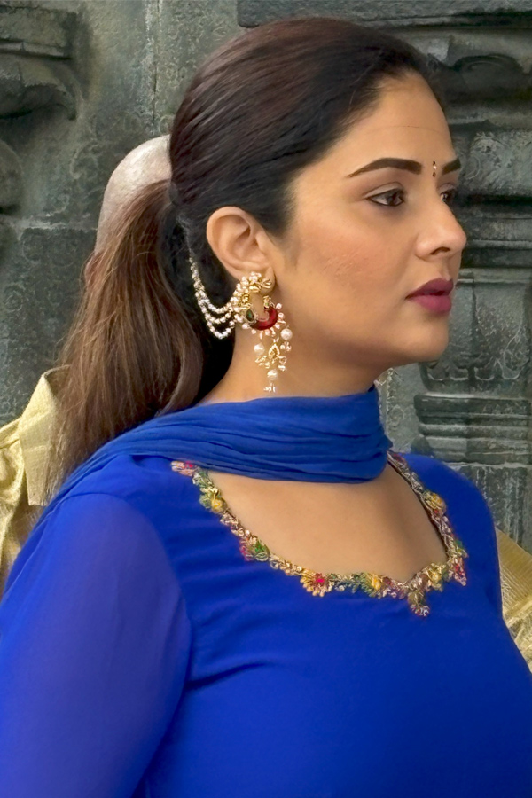 Anchor Srimukhi Visits Tirumala Temple Photos4