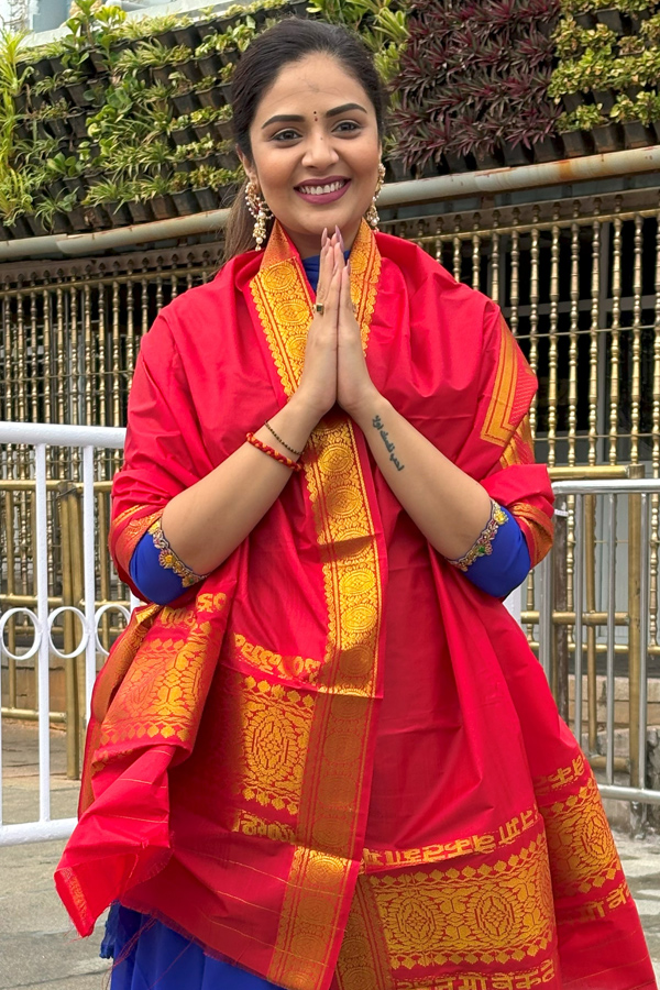 Anchor Srimukhi Visits Tirumala Temple Photos5