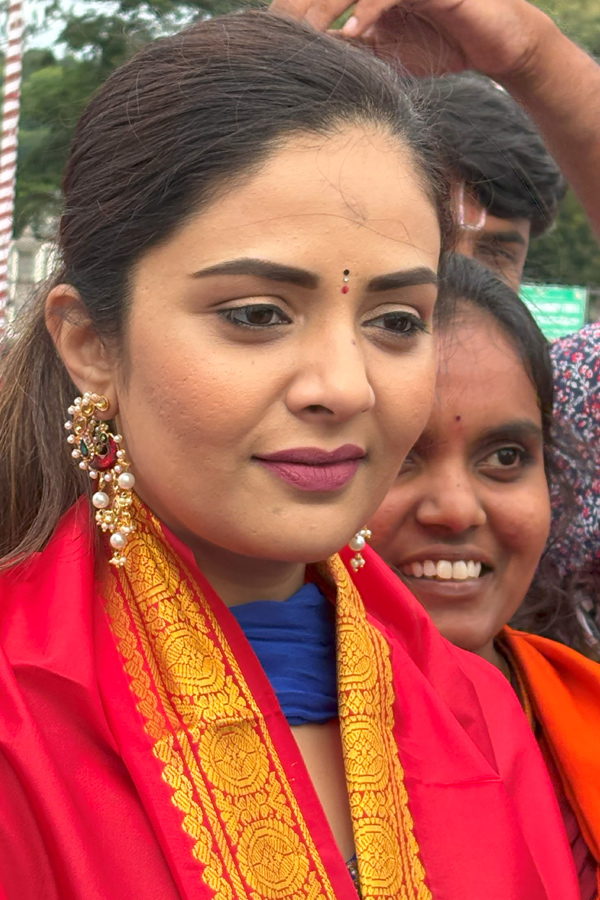 Anchor Srimukhi Visits Tirumala Temple Photos6