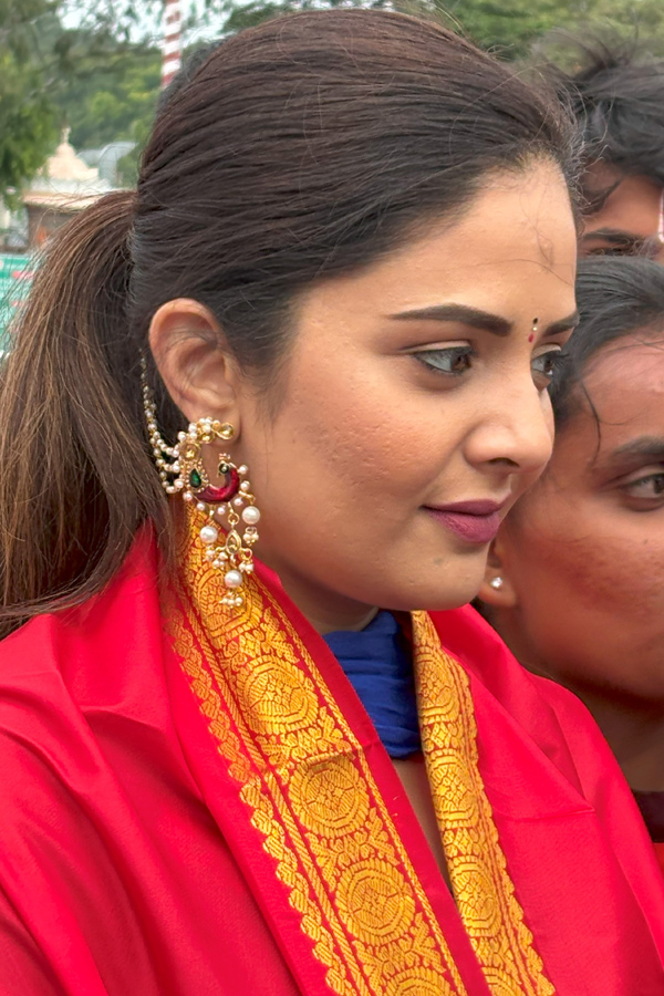 Anchor Srimukhi Visits Tirumala Temple Photos7