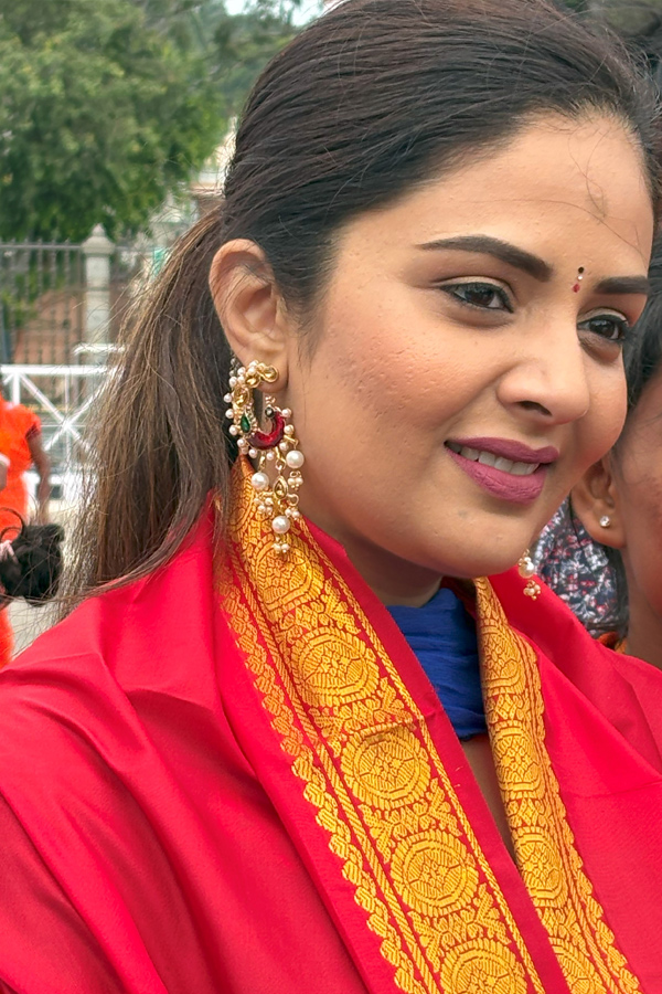 Anchor Srimukhi Visits Tirumala Temple Photos8