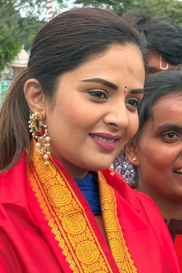 Anchor Srimukhi Visits Tirumala Temple Photos9