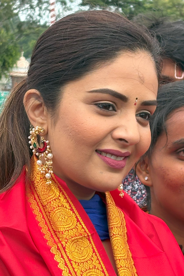 Anchor Srimukhi Visits Tirumala Temple Photos10