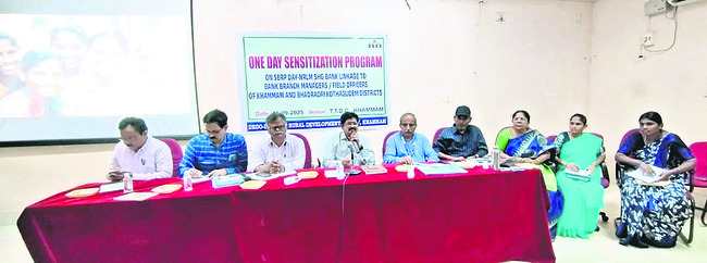 ఎర్రబ్యాడ్జీలతో ఆర్టీసీ ఉద్యోగుల నిరసన
1