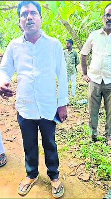 తహసీల్దార్‌ను ప్రశ్నించిన లీజుదారులు.. 
1
