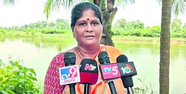 చెరువుకు గండికొట్టి మా పొట్ట కొట్టారు..1