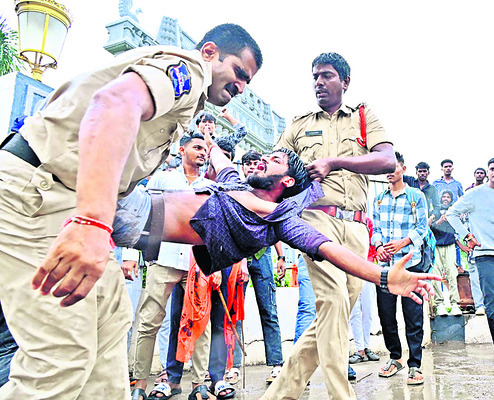 ఉద్రిక్తంగా మారిన ఏబీవీపీ ఆందోళన1