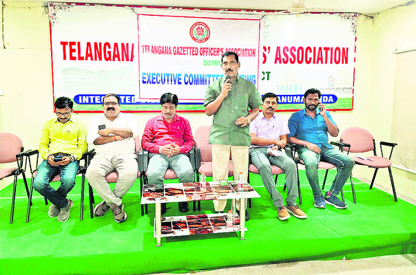 ఉద్యోగుల సమస్యలు పరిష్కరించాలి1