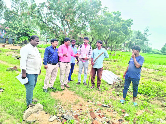‘ఉపాధి’ ద్వారా ఇసుక మేటలు తొలగిస్తాం1