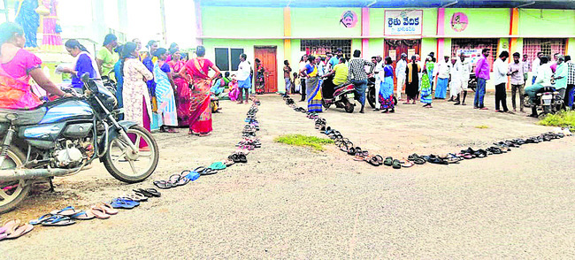క్యూలో చెప్పులు.. అవే తిప్పలు1