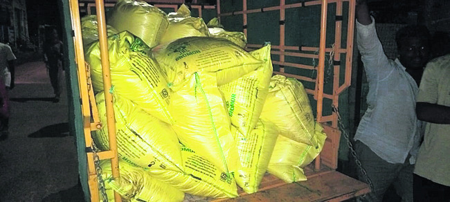 రాత్రి అక్రమంగా యూరియా తరలింపు 1
