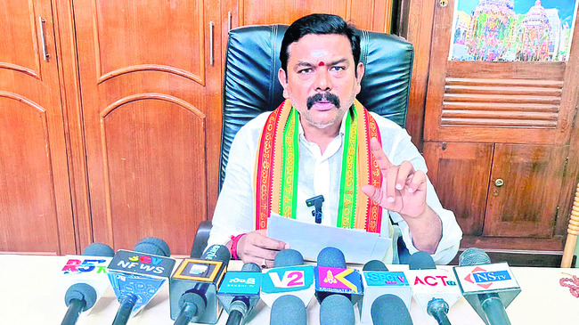 రేణిగుంట చేరుకున్న నేపాలీ బాధితులు
1