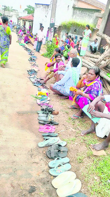 యూరియా కోసం రోడ్డెక్కిన రైతులు1