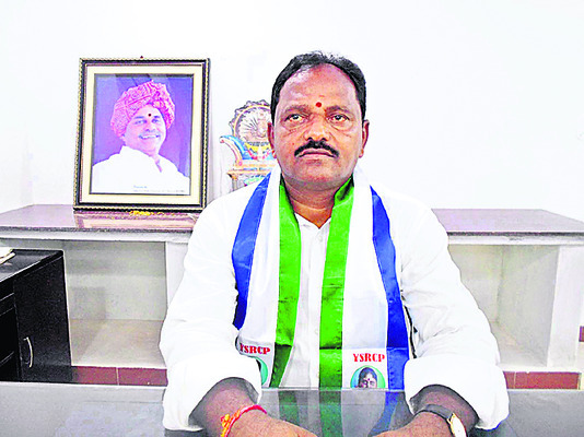 ప్రెస్మీట్ కవర్ చేస్తే కేసులు పెడతారా?
1