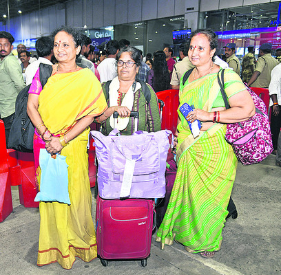 విశాఖ చేరుకున్న నేపాల్ బాధితులు 4